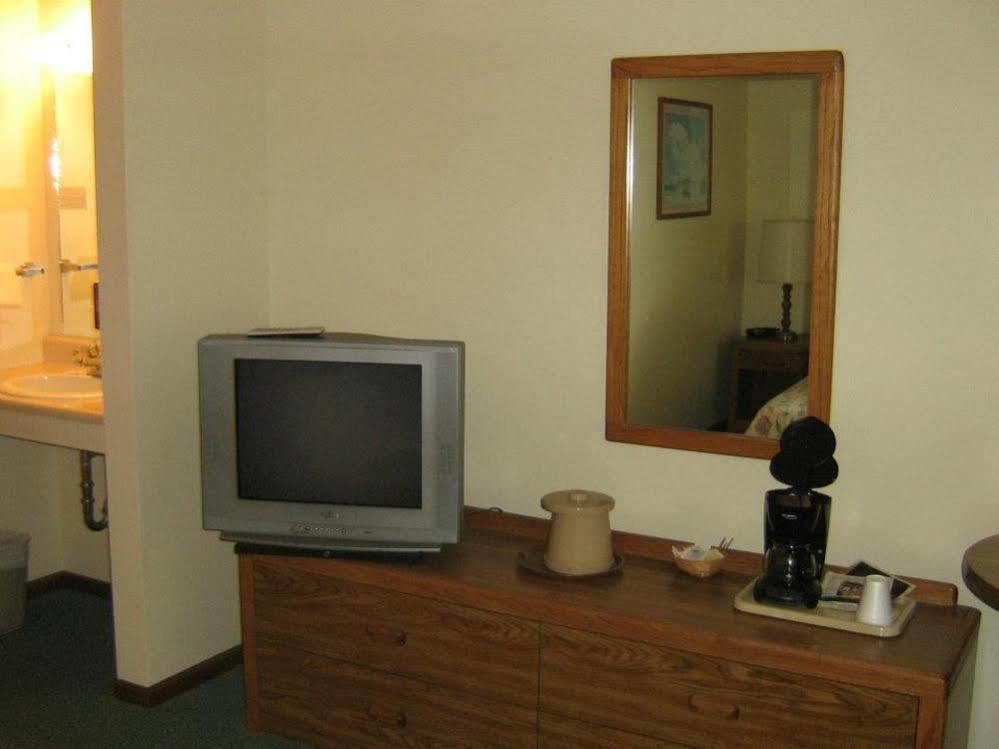 Chapel Hill Motel Brevort Bagian luar foto