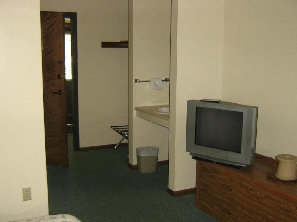 Chapel Hill Motel Brevort Bagian luar foto